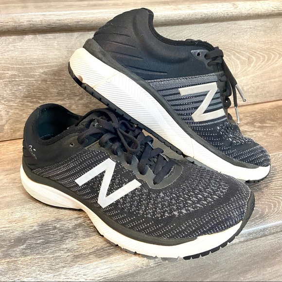 New Balance Women’s 860v10 Black and White Running Shoes - Picture 1 of 8